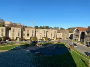 Exquisite & Contemporary 2 Bed Apartment w Parking 10 mins walk to Papworth, Addenbrookes hospitals & Bio Medical Campus - Image 4