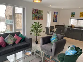 Exquisite & Contemporary 2 Bed Apartment w Parking 10 mins walk to Papworth, Addenbrookes hospitals & Bio Medical Campus - Image 5
