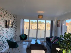 Exquisite & Contemporary 2 Bed Apartment w Parking 10 mins walk to Papworth, Addenbrookes hospitals & Bio Medical Campus - Image 2