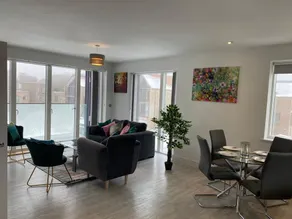 Exquisite & Contemporary 2 Bed Apartment w Parking 10 mins walk to Papworth, Addenbrookes hospitals & Bio Medical Campus - Image 3