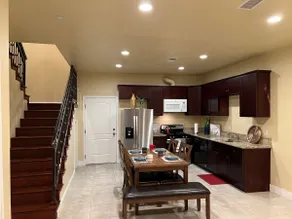 Cozy/Stylish Town House in Downtown Rialto - Image 5