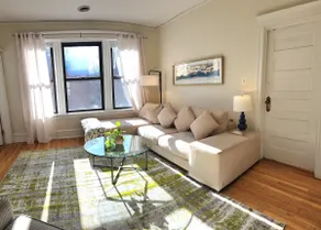 Bright Lakeview East 3-Bedroom - Image 3