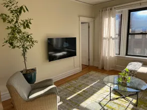 Bright Lakeview East 3-Bedroom - Image 4