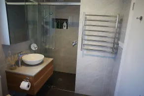 *Lil Yoorana* Comfy, Modern, Central and Quiet - Image 4