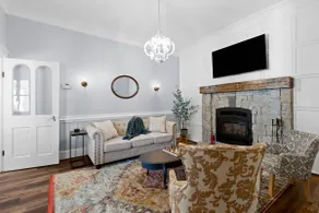 1900 Farmhouse with Luxury Spa Bath, 2 Master Bedrooms, Historic Home - Image 4