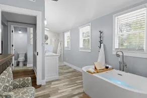 1900 Farmhouse with Luxury Spa Bath, 2 Master Bedrooms, Historic Home - Image 3