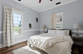 1900 Farmhouse with Luxury Spa Bath, 2 Master Bedrooms, Historic Home - Image 5
