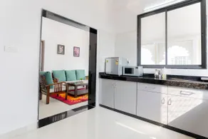Pristine apartment, great views and location - Image 5