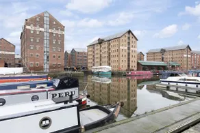 Elliot Oliver - Stylish Loft Style Two Bedroom Apartment With Parking - Image 4