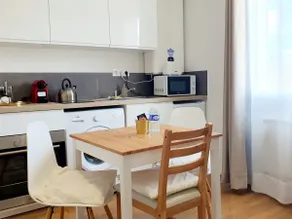 Cozy Palm Tree – Bohemian Apartment Near the Train Station - Image 2