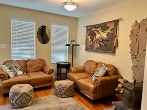 Cozy Lil' Farmhouse - Image 3