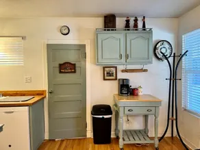 Cozy Lil' Farmhouse - Image 4