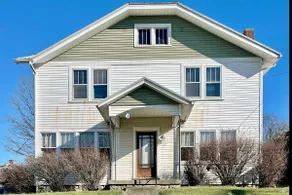In-town updated 3 bedroom house - Image 2