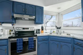 Beautiful Le Claire Townhome - Image 4