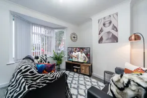 Nhyira Private Parking CHic Three Bedrooms Garage 2 Shower rooms Classy Home - Image 5