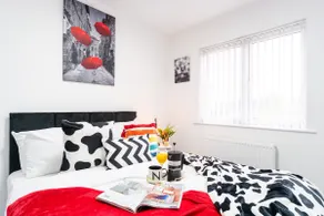Nhyira Private Parking CHic Three Bedrooms Garage 2 Shower rooms Classy Home - Image 2