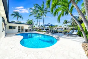 Heated Pool! WaterFront Home! Close To Beach! - Image 2