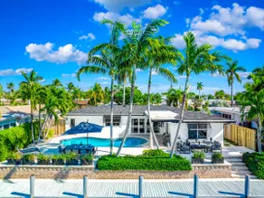 Heated Pool! WaterFront Home! Close To Beach! - Image 3