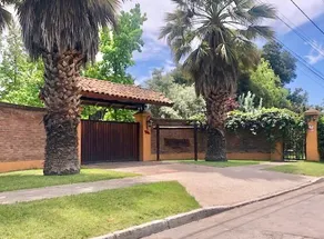 Quiet plot with a swimming pool and a closed gazebo - Image 2