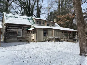 Log cabin in downtown Cookeville - Image 2