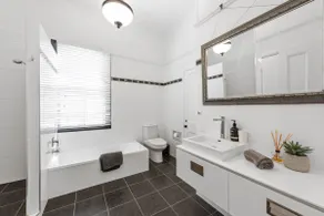 Contemporary Character! 3Bed/1.5Bath/1Car~New Farm - Image 5