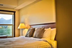 King Suite with Mountain Views - Image 4