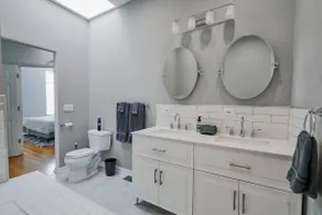 3BD | 2 Ensuites | Sleeps 8| Near Sox & McCormick - Image 5
