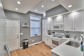 3BD | 2 Ensuites | Sleeps 8| Near Sox & McCormick - Image 3