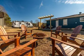 “The Blue Bungalow” Great location with RV hookup - Image 2