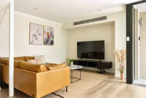 Retreat on Darling - Harbour Views 3 Bed - Image 2