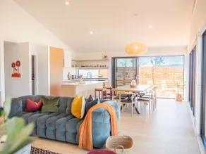 Luxurious Waterfront Home in the North of Hobart - Image 3