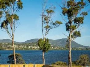 Luxurious Waterfront Home in the North of Hobart - Image 2