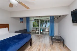 *MG Lovers Getaway with Pool and Bar - Image 5