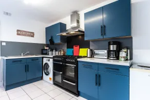 Homey 5 Bedrooms 9 Beds-Contractors - Leisure-Hull - Image 3