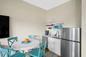 Downtown Camellia Bungalow - Image 4