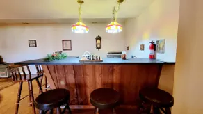 Large, 1980's 3BR w/full basemt in Upscale area - Image 3