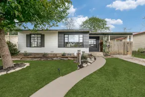 Stylish Home: w/ Private Hot Tub, King Beds & Deck - Image 2