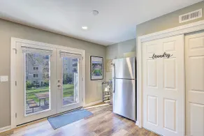 *Charming Downtown Townhouse w/Parking & Patio* - Image 5