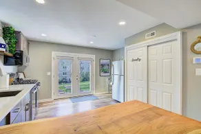 *Charming Downtown Townhouse w/Parking & Patio* - Image 4