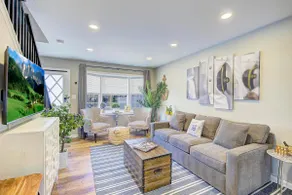 *Charming Downtown Townhouse w/Parking & Patio* - Image 2