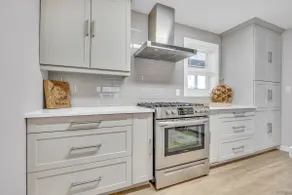 Cozy 4 Bedroom Home in Cornwall - Image 3