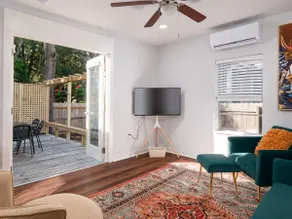 Emerald Escape Downtown Cottage - Image 3