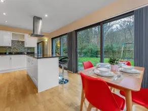 Cheerful Stays: 4 Bedroom Cottage in Arrochar - Image 4