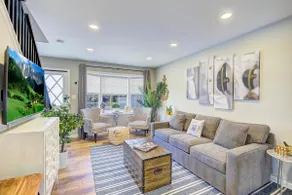 Unique Listing! Entire Downtown Triplex w/Private Parking! Sleeps 12-18. Pets ok - Image 3