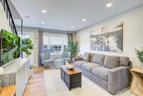 Unique Listing! Entire Downtown Triplex w/Private Parking! Sleeps 12-18. Pets ok - Image 5