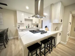 2 Queen Beds, Amazing Kitchen and Central A/C! - Image 3