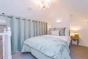 Country Charm Cottage Sleeps 4 & Free Parking - Image 3