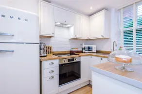 Country Charm Cottage Sleeps 4 & Free Parking - Image 2