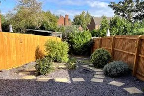 Spacious 3BR House Parking Garden Sleeps 6 - Image 4