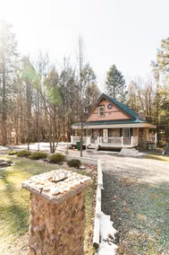 Located in the heart of Poconos/Hottub/fireplace - Image 3